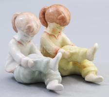 Aquincum 2 darab öltözködő kislány figura, jelzett, m: 10 cm