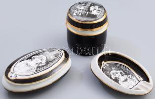 Hollóházi Jurcsák László által tervezett mintával díszített porcelán tégely, bonbonier, hamuzó. Jelzett, kis kopással.