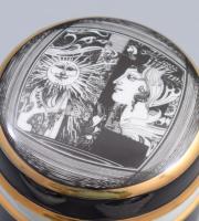 Hollóházi Jurcsák László által tervezett mintával díszített porcelán tégely, bonbonier, hamuzó. Jelz...