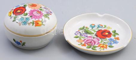 Kalocsai bonbonier és hamuzó, jelzett, kis kopással.