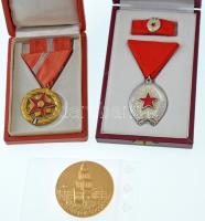 3db-os vegyes tétel, benne: 1954. "Kiváló Szolgálatért Érdemérem" zománcozott, aranyozott bronz kitüntetés szalagsávval, eredeti, dombornyomott Rákosi-címeres dísztokban; 1967. "A Magyar Munka Érdemrend ezüst fokozata" ezüstözött, zománcozott bronz kitüntetés mellszalagon, az 1985-ös típushoz rendszeresített műbőr tokban. A tok a megszokottól eltérően rendkívül jó állapotban!; 1996. "Ioannes Paulus PP. II. / Pannonhalma 996-1996" aranyozott emlékérem (50mm) T:AU,XF