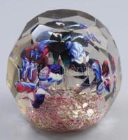 Cseh üveg nagyméretű levélnehezék, ékkő csiszolással, belső virág díszítéssel, m: 9,5 cm