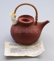 Albrecht Júlia (1948-): Teáskanna. szűrővel, fedő nélkül, mázas kerámia, jelzett, kopásokkal, 23x23 cm Hozzá eredeti leírással