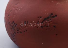 Albrecht Júlia (1948-): Teáskanna. szűrővel, fedő nélkül, mázas kerámia, jelzett, kopásokkal, 23x23 ...