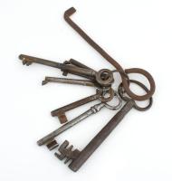 8 darab antik kulcs, közte cca 1800 kulcs h: 13 cm