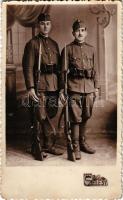 Első világháborús katonák műteremben. Foto Szélessy / WWI Austro-Hungarian soldiers. photo (fa)