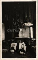 1940 Nagyszalonta, Salonta; Arany János és neje fényképe a múzeumban, belső / museum interior (EK) + "1940 Nagyszalonta visszatért" So. Stpl