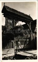 1943 Fitód, Csíkfitód, Fitod; székely kapu. Andory Aladics Zoltán mérnök felvétele / Transylvanian wood carved gate (Rb)