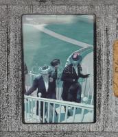 cca 1940 Elegáns, kalapos hölgyek, Agfacolor diapozitív, fém keretben, 5x5 cm