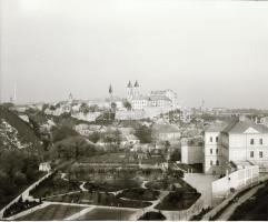 cca 1960-1970 Veszprémi felvételek, 6 db színes + 1 db fekete-fehér negatív, 7,5x6 cm körüli méretbe...