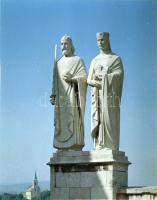 cca 1960-1970 Veszprémi felvételek, 6 db színes + 1 db fekete-fehér negatív, 7,5x6 cm körüli méretbe...