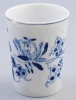 Hagymamintás pohár. Meissen / Rauenstein, cca 1850, lepattanással, m: 9 cm