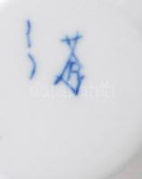 Hagymamintás pohár. Meissen / Rauenstein, cca 1850, lepattanással, m: 9 cm