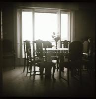 Régi lakásbelsők, bútorok, életképek, 8 db negatív, 6,5x6 cm