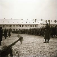 cca 1940 M. Kir. Honvédség, ünnepség egy laktanya udvarán, katonák ágyúval, 5 db negatív, 6,5x6 cm
