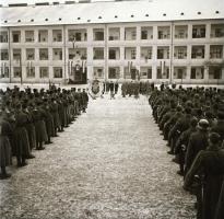 cca 1940 M. Kir. Honvédség, ünnepség egy laktanya udvarán, katonák ágyúval, 5 db negatív, 6,5x6 cm