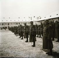 cca 1940 M. Kir. Honvédség, ünnepség egy laktanya udvarán, katonák ágyúval, 5 db negatív, 6,5x6 cm