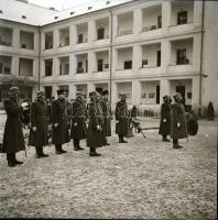 cca 1940 M. Kir. Honvédség, ünnepség egy laktanya udvarán, katonák ágyúval, 5 db negatív, 6,5x6 cm