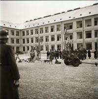 cca 1940 M. Kir. Honvédség, ünnepség egy laktanya udvarán, katonák ágyúval, 5 db negatív, 6,5x6 cm