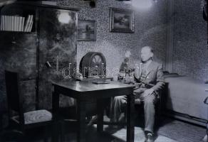 Szobabelső régi rádióval, üvegnegatív, 6,5x9 cm