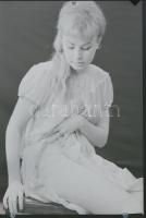 Szoknyáját felhúzó fiatal hölgy, negatív, szélén apró lyukakkal, 12x9 cm