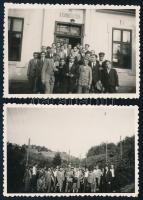 1935 Máza-Szászvár, a szászvári bánya felé vezető út és az aknairoda, 2 db fotó, a hátoldalon feliratozva, 6x8,5 cm