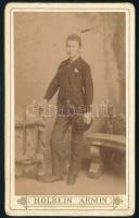 cca 1880-1890 Fiatal férfi egészalakos portréja, vizitkártya Holbein Ármin győri műterméből, 11x6,5 cm