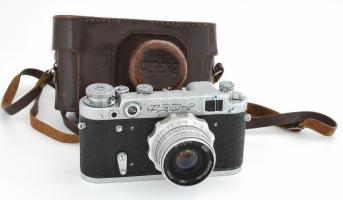 FED-2 fényképezőgép, Industar-26 1:2,8 objektívvel, bőr tokjában, kissé dohos.