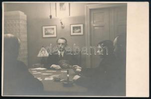 cca 1930 Kártyázó társaság, fotólap, jelzés nélkül, 8,5x13,5 cm