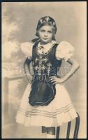1940 Népviseletbe öltözött kislány (Gyimóthy Kató), fotólap, a hátoldalon feliratozva, 13,5x8,5 cm
