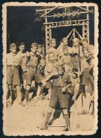 1933 Cserkészek csoportja a Jamboreen, fotó, kissé viseltes állapotban, 8,5x6 cm