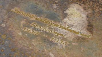 1938 Ezüstözött alpakka tálca, ajándékozási vésettel, kopással 34x16 cm