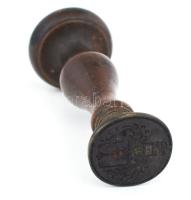 Címeres pecsételő, címerben kehely ábrázolással. cca 18-19. sz. fa nyéllel, h: 8 cm