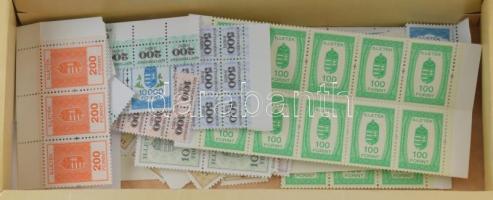 Illetékbélyegek, közteherjegyek desszertes dobozban, névérték: 250.000 Ft