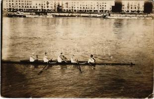 1918 Budapest (?) evezősök a Dunán. Háttérben a 65158 számú uszály és úszódaru látszik. photo (kis szakadás / small tear)