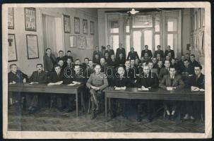 cca 1930-1940 Katonai oktatóbázis tanterme, fotó, a hátoldalon feliratozott, pecséttel jelzett (Fotó ,,Orelly" Bp.), kisebb törésnyomokkal, 18x12 cm
