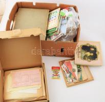 Banános doboznyi vegyes papírrégiség tétel.