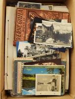 Nagyobb doboznyi vegyes papírrégiség tétel, benne sok képeslap, cca 250 db fotó, diák, könyvek, katalógusok, nyomtatványok, stb.