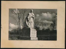 Fazekas Mihály és Diószegi Sámuel szobra a debreceni botanikus kertben, kartonra kasírozott fotó, 12x18 cm