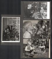 Karácsonyi családi fotók, gyermekek ajándékokkal, 12 db fotó albumlapokra ragasztva, 13x9 cm