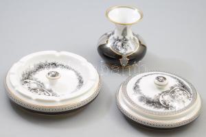 Hollóházi Jurcsák László által tervezett mintával díszített háromrészes asztali szett: hamuzó, bonbonier, váza. Jelzett, hibátlan.