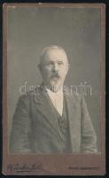 1908 Férfiportré, vizitkártya, keményhátú fotó ifj. Csonka Béla marosvásárhelyi műterméből, 11x6,5 cm