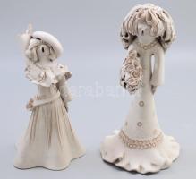 Buday Ágota éneklő nő és lány csokorral figurák. Képcsarnokos címkékkel, kis sérülésekkel, m: 25-30 cm