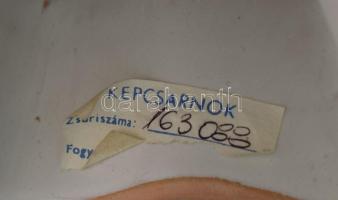 Buday Ágota éneklő nő és lány csokorral figurák. Képcsarnokos címkékkel, kis sérülésekkel, m: 25-30 ...