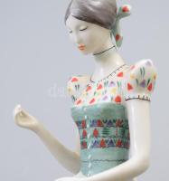 Hollóházi hímző lány. Terv.: Torma Istvánné. Jelzett, hibátlan, m: 23,5 cm