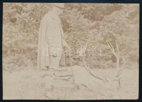 cca 1910 Feketevíz, beazonosítandó Béla n. gróf (Esterházy?) vadászat után kastélyparkban, általa elejtett szarvassal, fotó, hátoldalán német ny. felirattal, körbevágva, kisebb szakadással, 8x11,5 cm