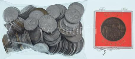 Kis zacskónyi, legnagyobbrészt szocialista forint és fillér tétel, közte kevés modern forgalmi emlékkiadás és jó állapotú érme valamint 1977. "Sopron" bronz emlékérem, műanyag tokban T:vegyes