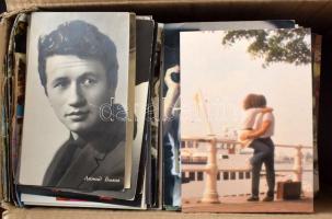 Kb. 1500 db MODERN vegyes képeslap dobozban: motívumok, üdvözlőlapok, reklámok, stb.