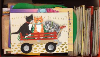 Kb. 600 db MODERN motívum képeslap dobozban: vegyes üdvözlőlapok, ünnepek, művészet, reklám, QSL rádióamatőr lapok