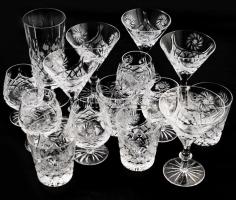 15 darab csiszolt kristály pohár, többféle, jó állapotban, közte 4 darab pezsgős pohár.